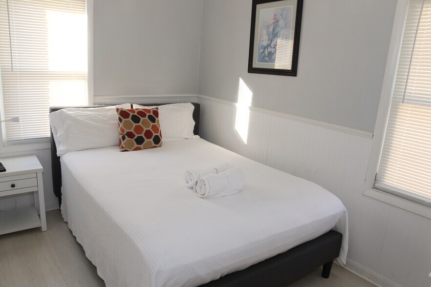 First floor small bedroom - 19315 Roscommon St