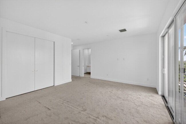 Building Photo - 1044 NE 18th Ave