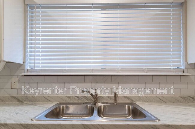 Building Photo - 732 Westridge Ct