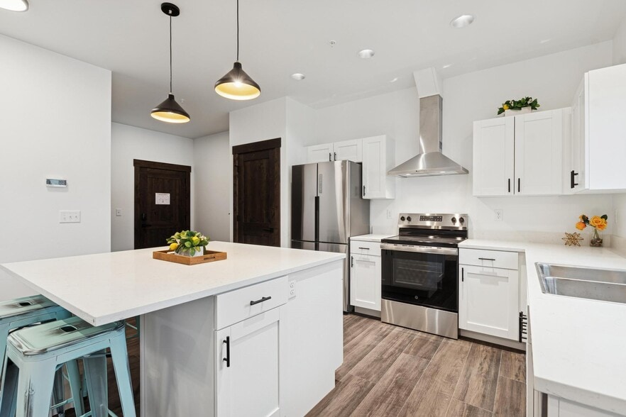 Building Photo - 1840 Baker Ave