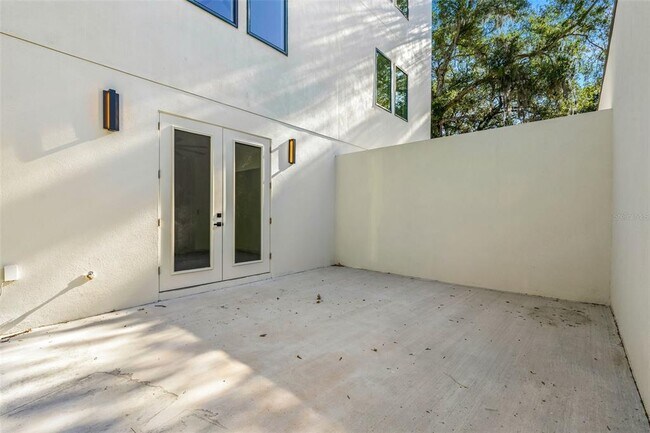 Building Photo - 412 W Amelia Ave