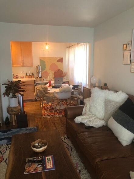 living room - 622 Venezia Ave