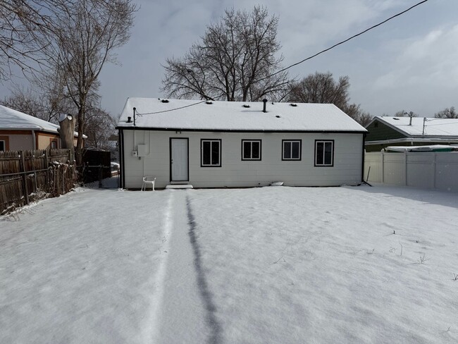 Building Photo - 2 Bedroom 1 Bath Large Back yard, Garage, ...