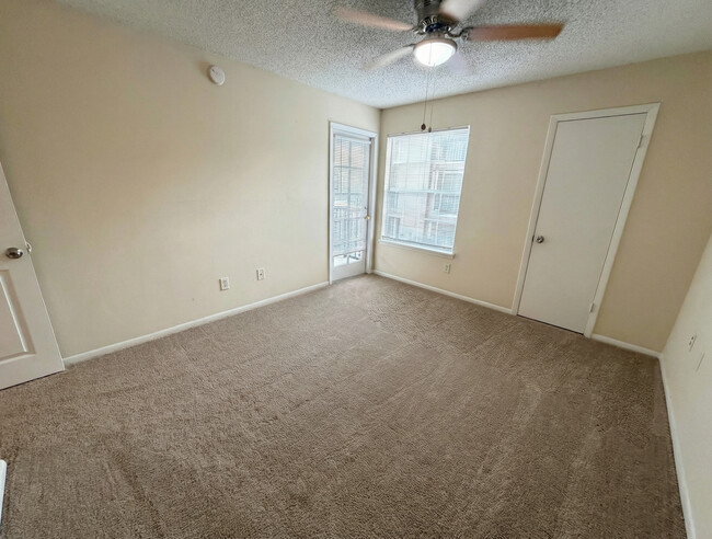 Building Photo - 1916 Lake Atriums Cir