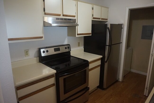 Building Photo - Excellent Location 2 Bed 1 Bath with Firep...