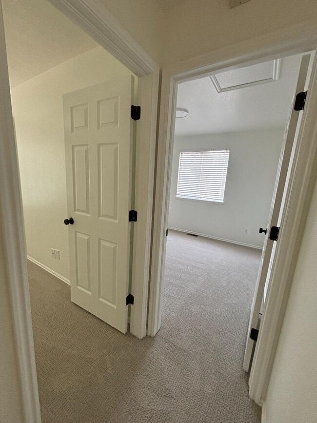 Building Photo - 9724 Queenscliffe Dr