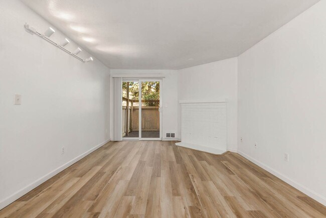 Building Photo - Charming Ground-Floor Condo in Woodinville – 2 Bed, Private Patio, Pool & Fitness Center
