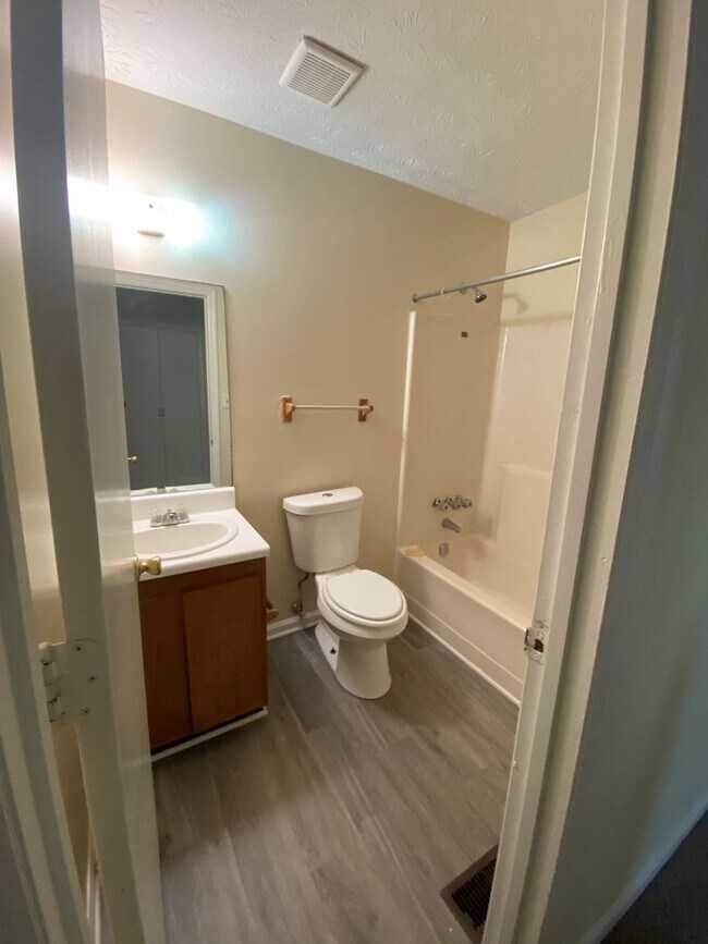 Building Photo - 2077 Lenoa Ln