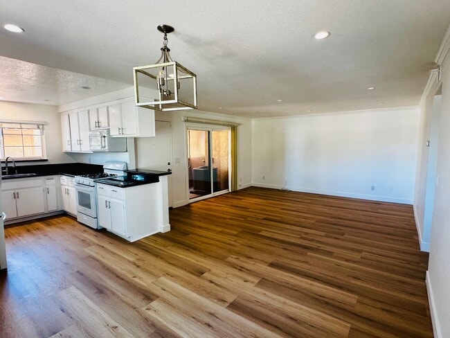 Building Photo - Remodeled 2 Bed / 2 Bath Near Signal Hill – Minutes from the Traffic Circle