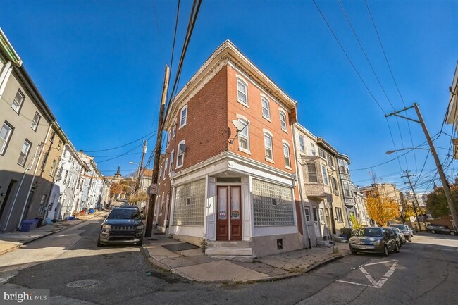 Primary Photo - 4417 Baker St