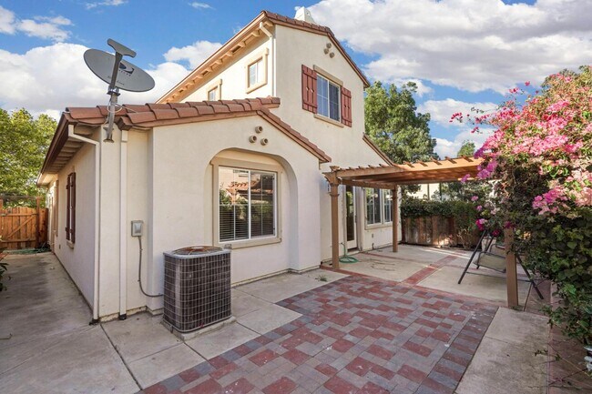 Building Photo - 356 S Paraiso Way