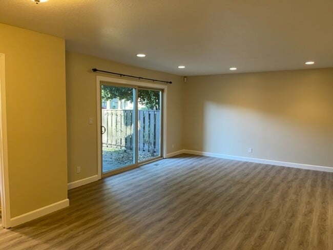 Building Photo - Updated 3 bedroom, 2.5 bath, 2 story townh...