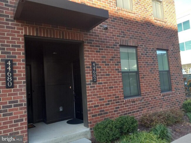 Primary Photo - 44682 Provincetown Dr