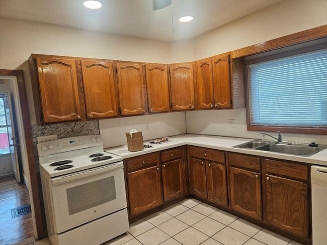 Building Photo - 32 US-1