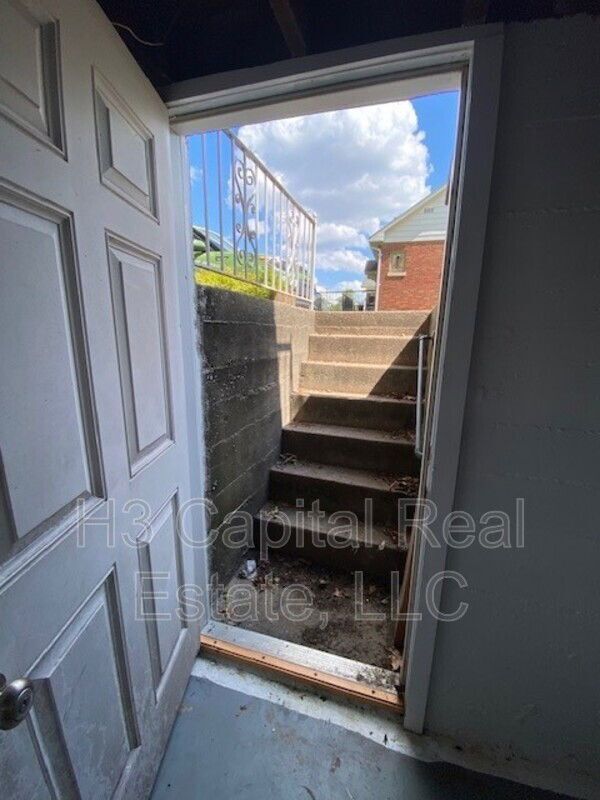 Building Photo - 702 S Cherry St