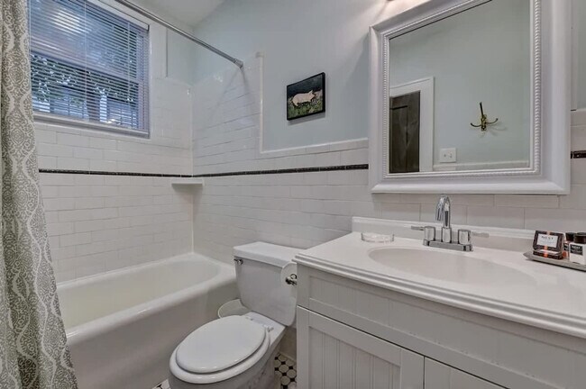 Building Photo - 518 Lamar Ave