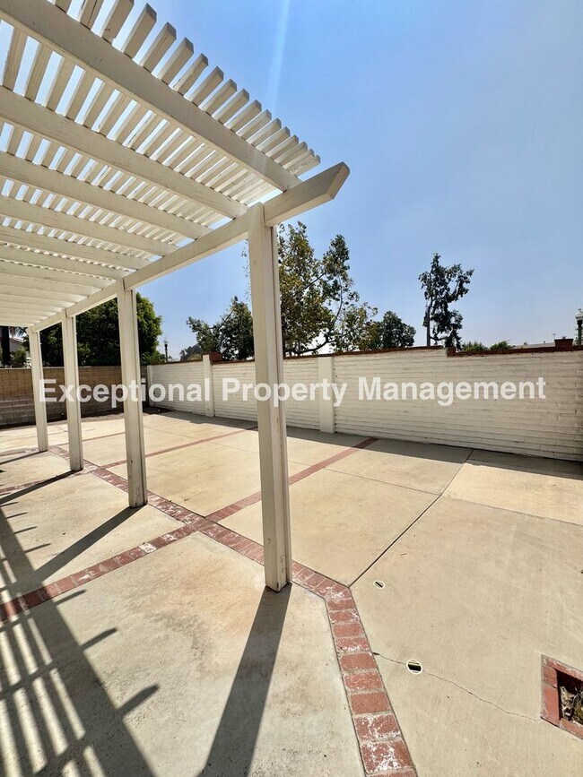 Building Photo - Ready to move in 4 bedroom 3 bath home with a loft and 3 car garage!