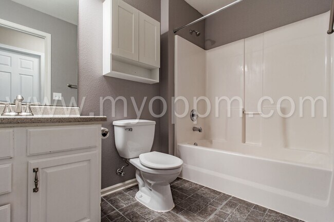 Building Photo - Stunning 3 Bedroom / 2 Bathroom Home | Mil...