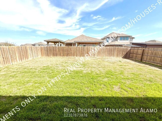 Building Photo - AVAILABLE NOW! 4 Bedroom / 3 Bath Home In ...