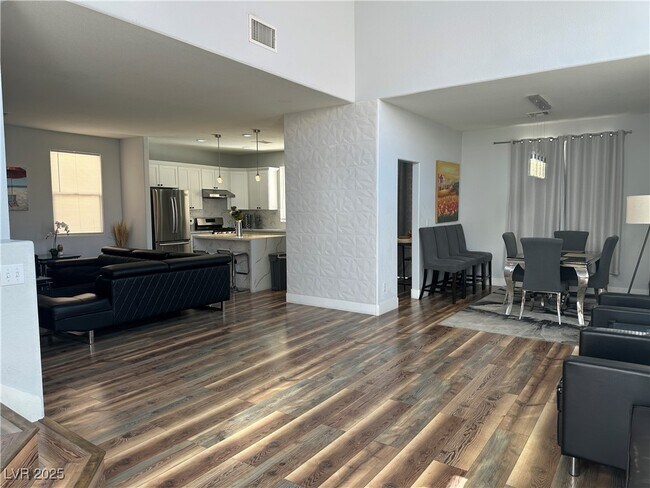 Building Photo - 8901 Kingswood Dr