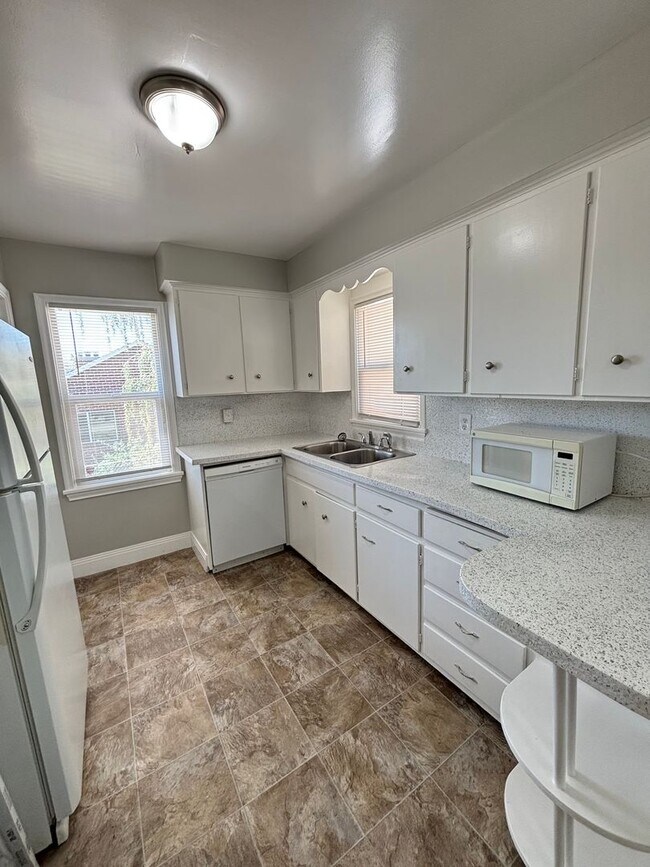 Building Photo - August Rent Free! 5 Bed 2 Bath Single Fami...