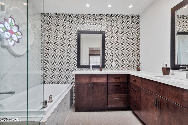 Building Photo - 10626 N Indian Wells Dr