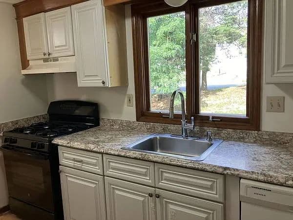 Building Photo - 3 bed 1 1/2 bath 4 level townhome availabl...