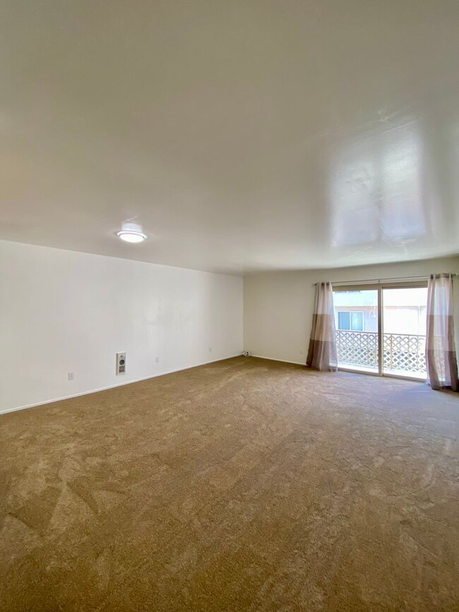 Building Photo - 3 Bedroom Condo in Clairemont!! Near Beach...