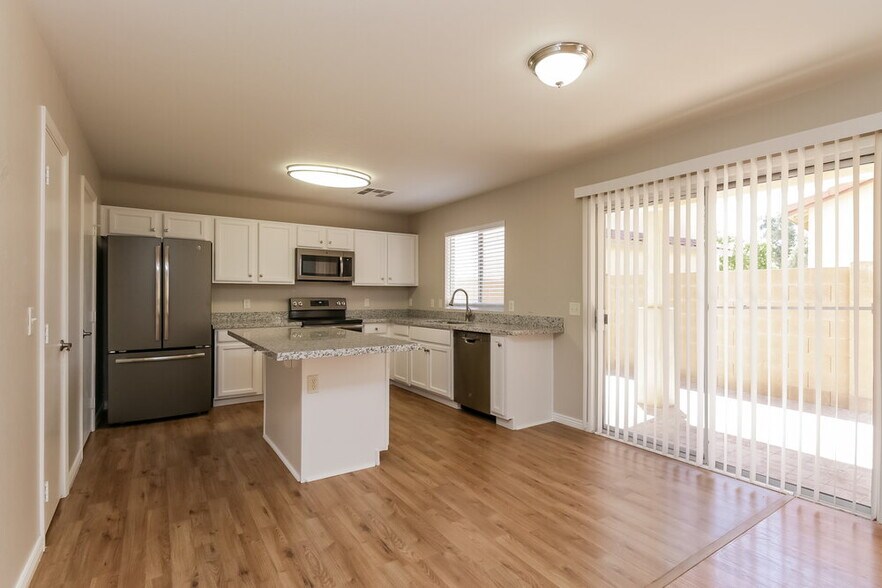 Building Photo - 668 E Colt Ct