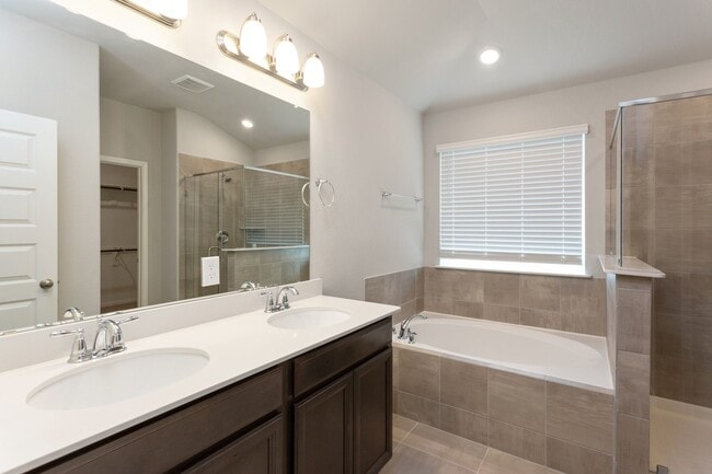 Building Photo - 6915 Lebec Dr