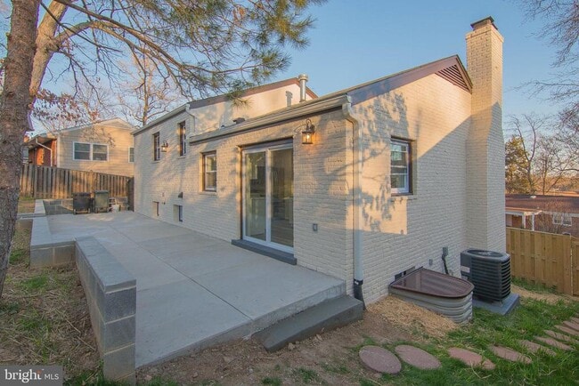 Building Photo - 14 N Montague St