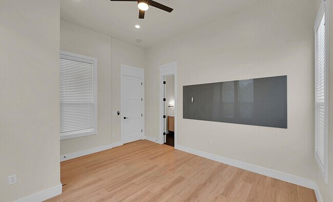 Building Photo - Beautiful 3 bedroom / 3 bath house available now!