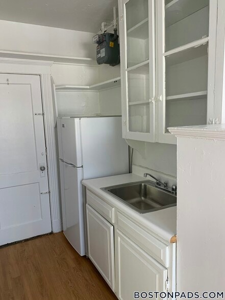 Building Photo - 235 Park Dr