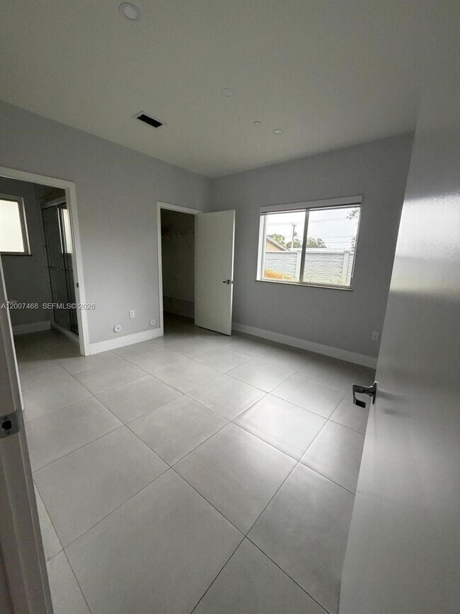 Building Photo - 381 E 50th St