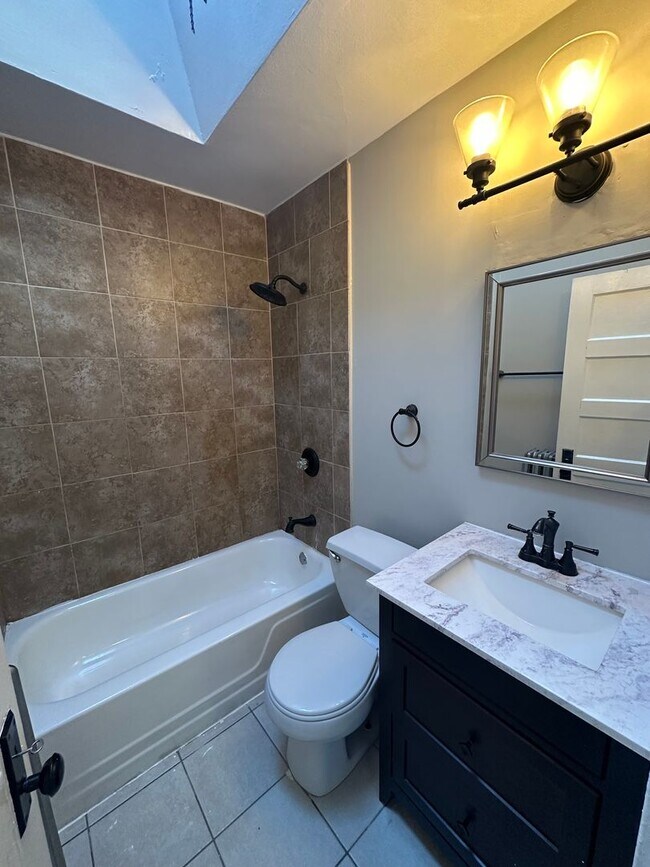 Building Photo - Beautiful 2 Bed/ 2 Full bath for rent with Finished basement.