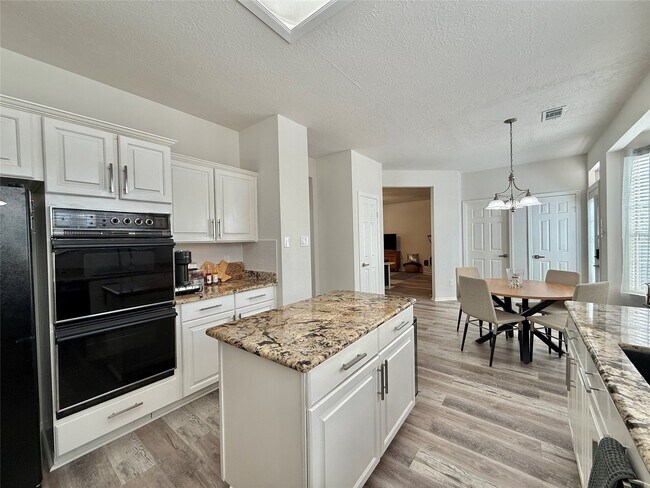 Building Photo - 2 Twin Feather Pl