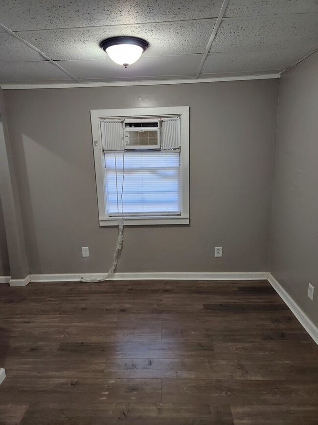 Building Photo - Utilities paid! Nice and clean 1BR, 1BTH n...