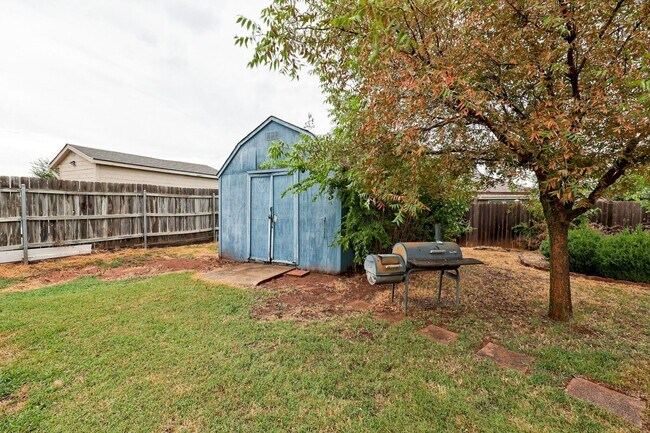 Building Photo - Beautiful 3x2 with Sunroom in Yukon