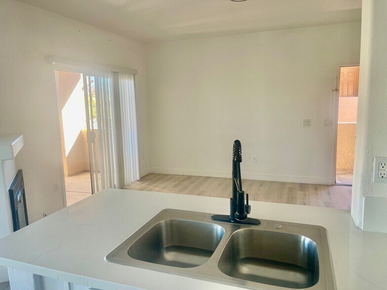 Building Photo - 1050 E Cactus Ave
