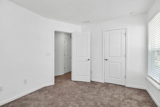 Building Photo - Beautiful three bedroom townhome