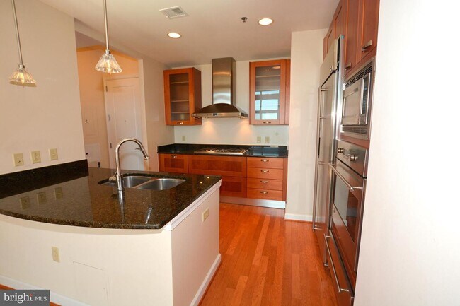 Building Photo - 5750 Bou Ave