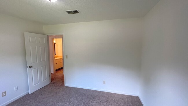 Building Photo - Lovely 3-Bedroom