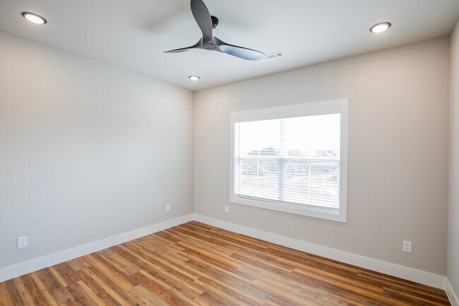 Building Photo - ***905 Seaborn***