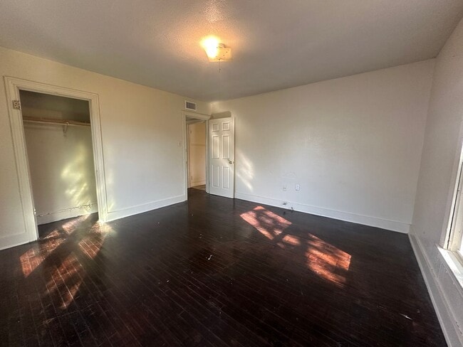 Building Photo - 4008 Beverly Dr