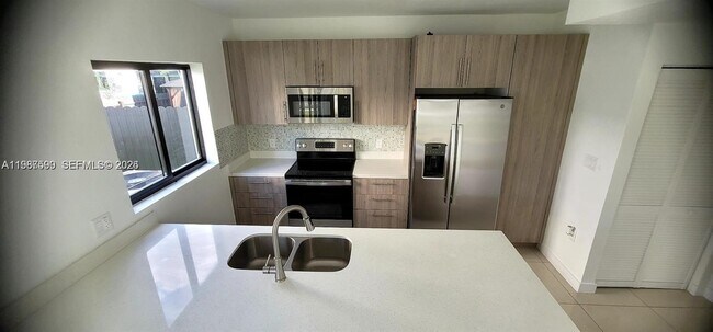 Building Photo - 110 NW 11th Ct