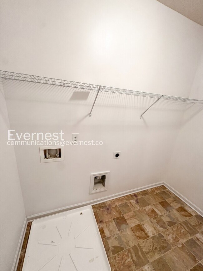 Building Photo - Spacious Home with Fenced Yard & Garage Access / 4 Bed & 3.5 Bath / Voucher Accepted / Pet-friend...