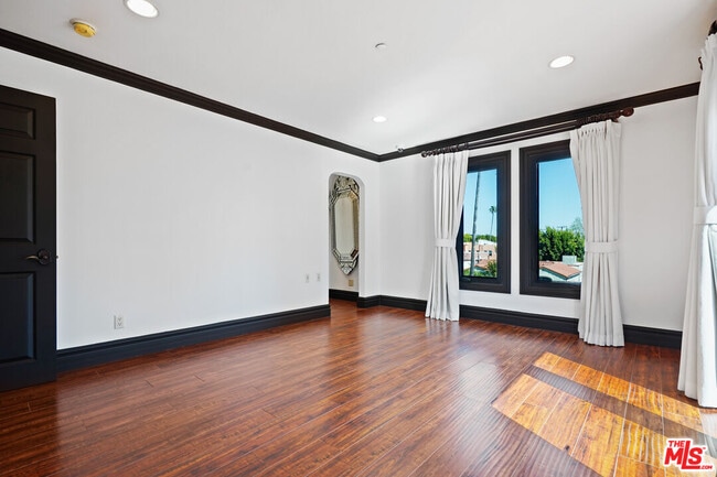 Building Photo - 309 N Doheny Dr