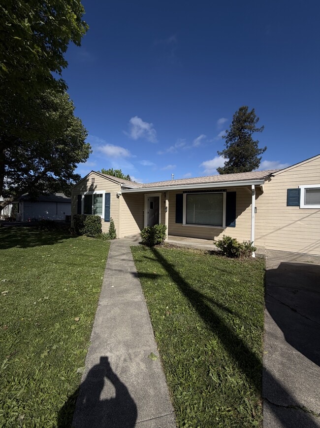 Building Photo - 913 Clover Dr