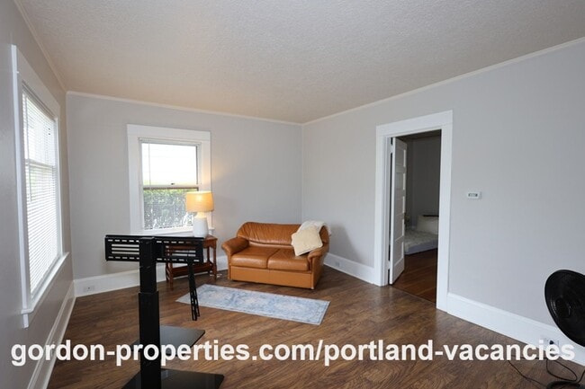 Building Photo - SE 11th Ave - Vintage 1 bedroom bungalow with office/den in Brooklyn neighborhood