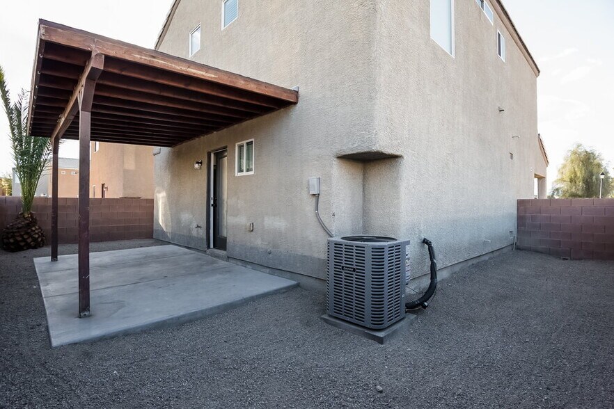 Building Photo - 6002 Aripeka St